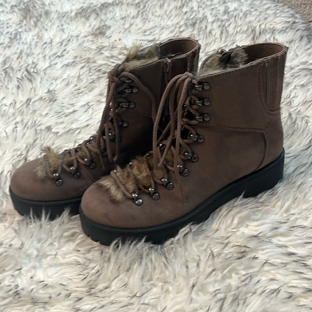 Fur detailed hiking boots